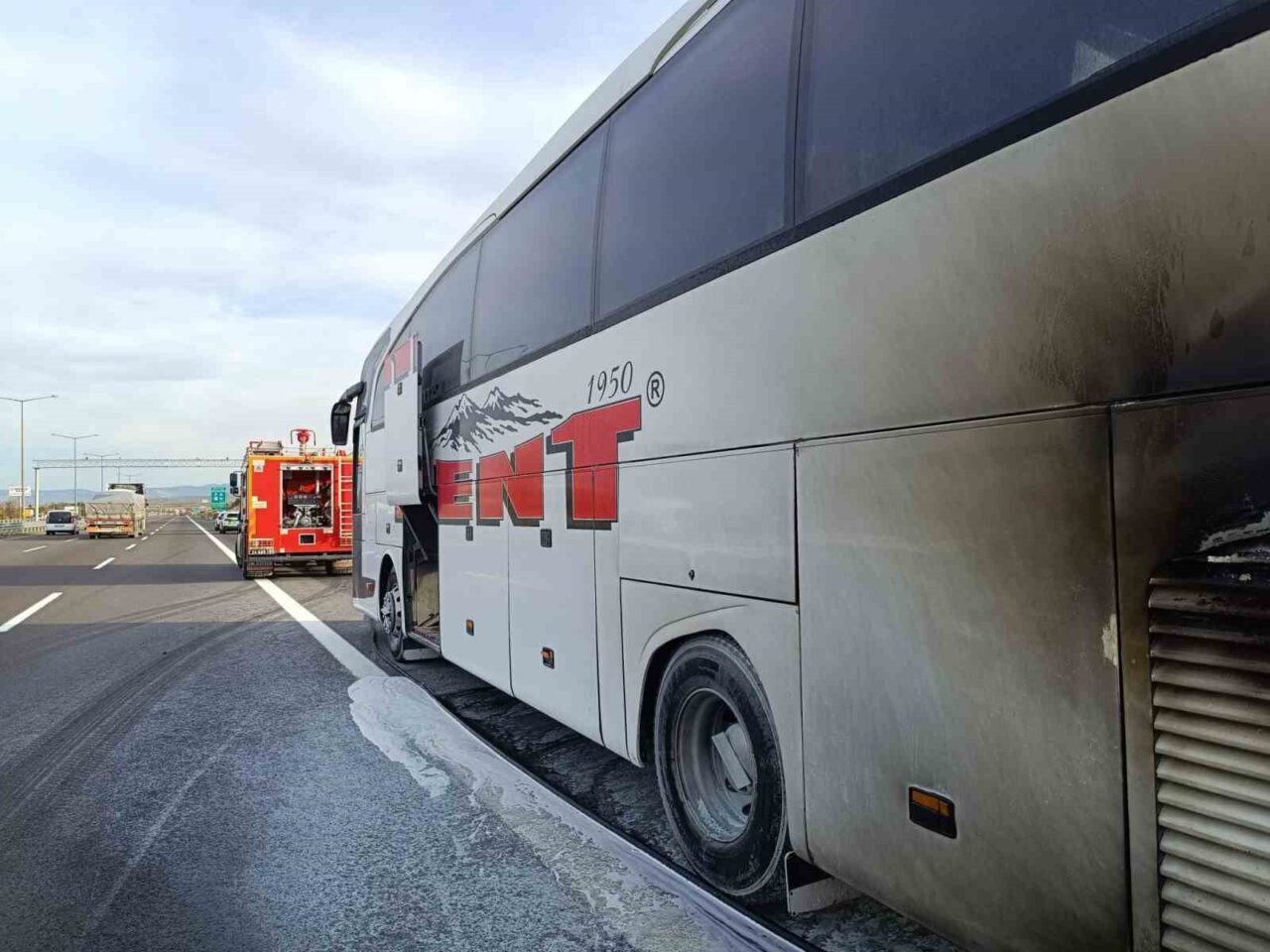 Bolu'da TEM Otoyolu'nda seyir halindeki bir yolcu otobüsü motor kısmında