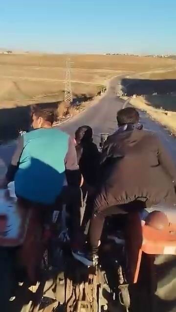 Diyarbakır'ın Kocaköy ilçesinde dört genç, yolculuklarını kaydetmek isteyince traktör römorku