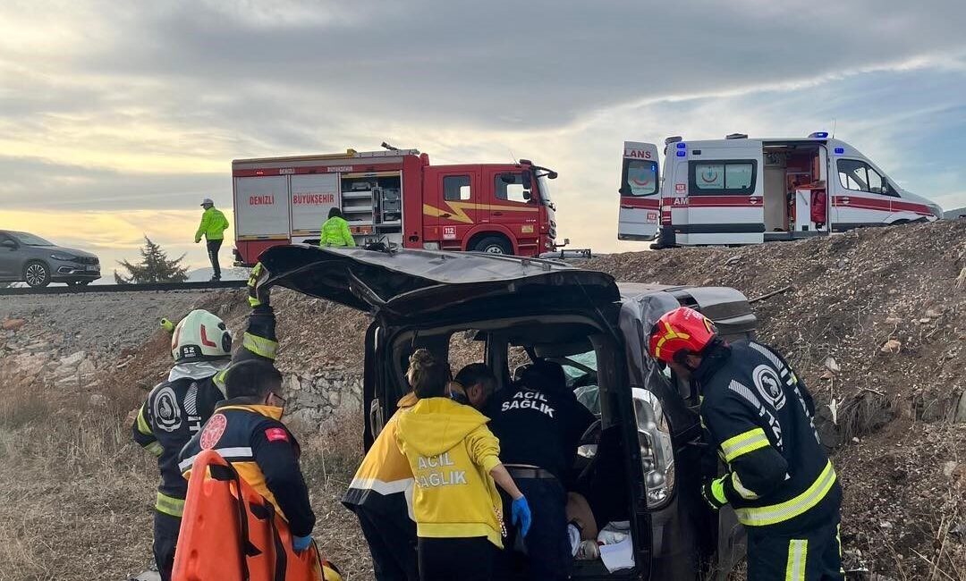Denizli'nin Tavas ilçesinde, sürücüsünün direksiyon hakimiyetini kaybetmesi sonucu bir otomobil