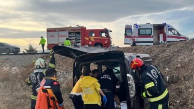 Denizli'nin Tavas ilçesinde, sürücüsünün direksiyon hakimiyetini kaybetmesi sonucu bir otomobil