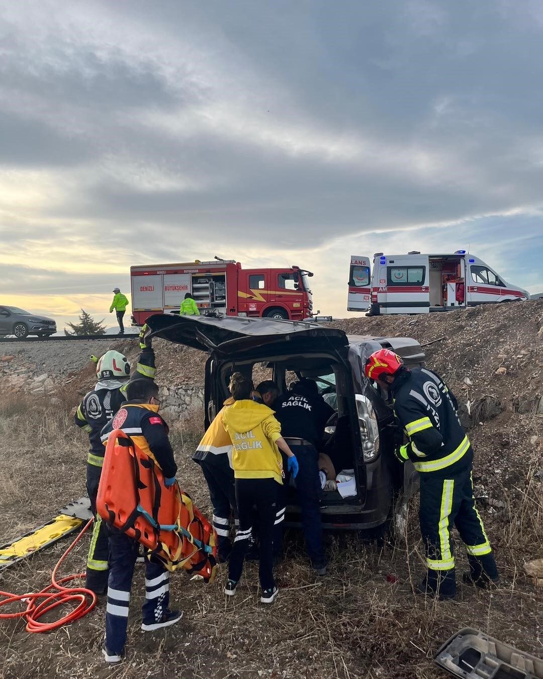 Denizli'nin Tavas ilçesinde, sürücüsünün direksiyon hakimiyetini kaybetmesi sonucu bir otomobil