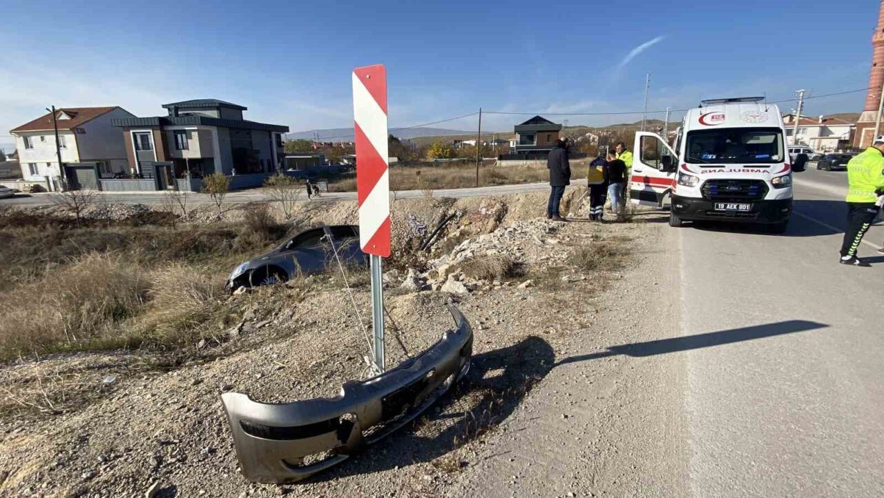 Çorum’da I.Ç. yönetimindeki otomobil, direksiyon hakimiyetinin kaybolması sonucu köprüden düşerek
