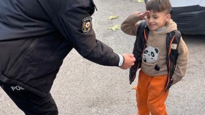 Şırnak'ın Uludere ilçesinde, bir çocuk İlçe Emniyet Amiri Mehmet Akın'a