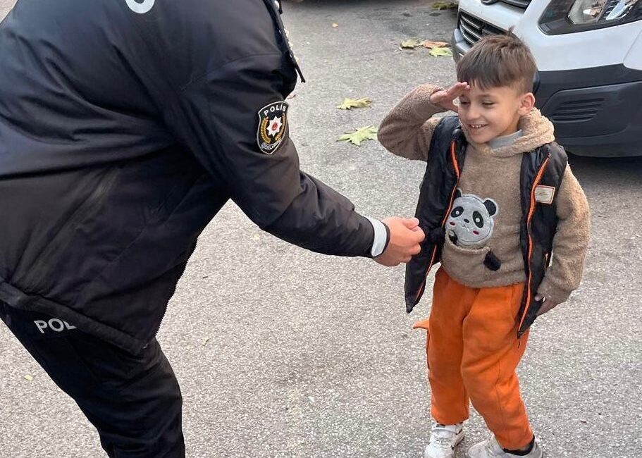 Uludere’de Çocuk, Emniyet Amirine Asker Selamı Verdi, O Anlar Gözleri Doldurdu Şırnak'ın Uludere ilçesinde, bir çocuk İlçe Emniyet Amiri Mehmet Akın'a