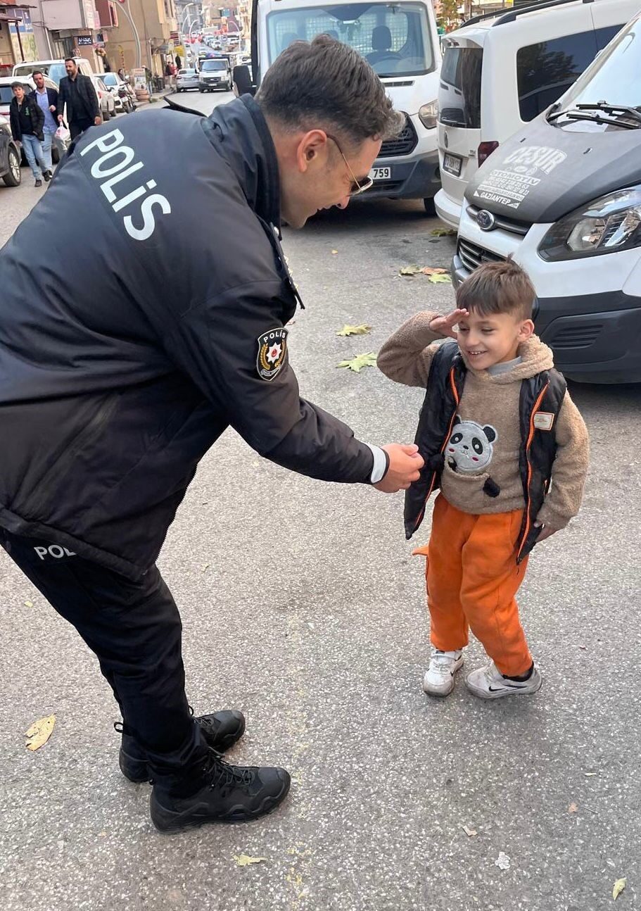 Şırnak'ın Uludere ilçesinde, bir çocuk İlçe Emniyet Amiri Mehmet Akın'a