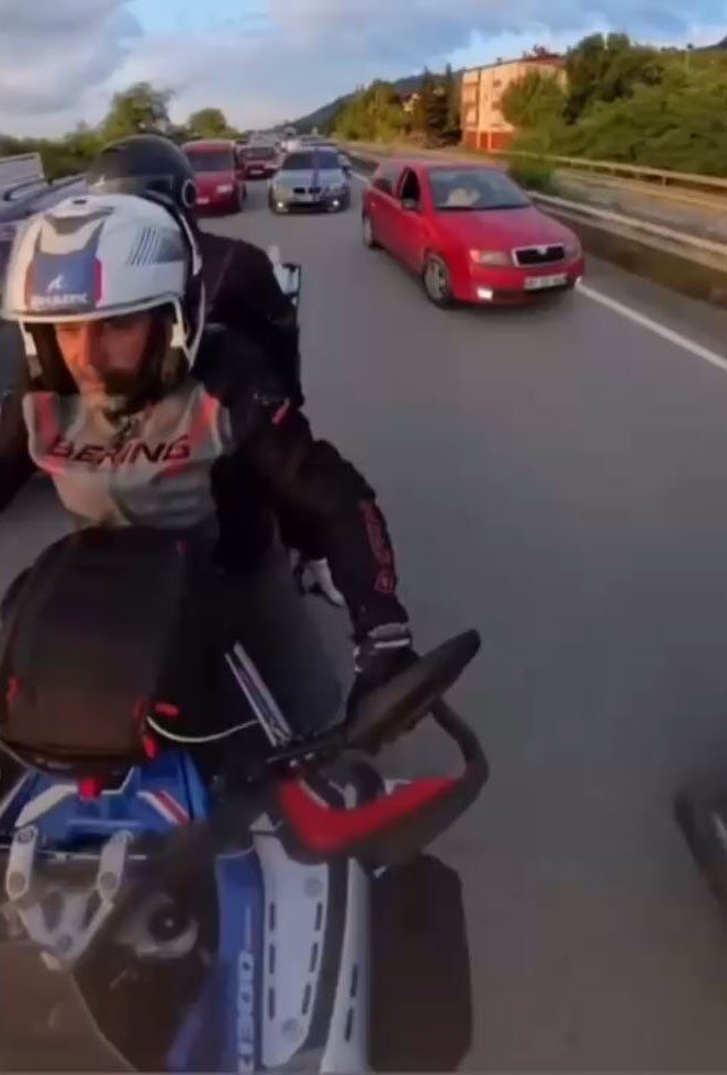 Giresun'da trafik magandaları, Karadeniz Sahil Yolu'nu kapatarak drift yaptı. O