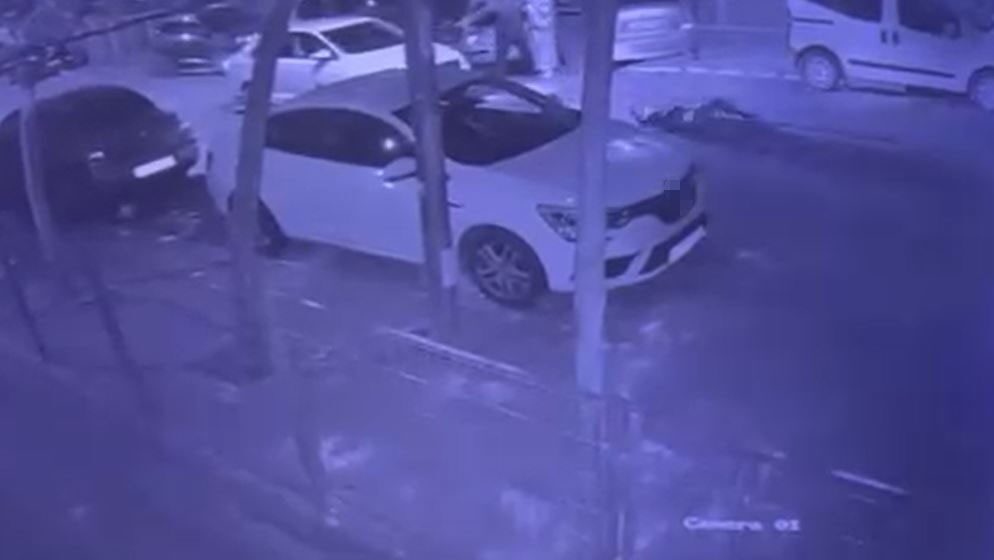 Esenyurt’ta karşıdan karşıya geçerken otomobilin çarptığı adam hastaneye kaldırıldı, sürücü gözaltına alındı.