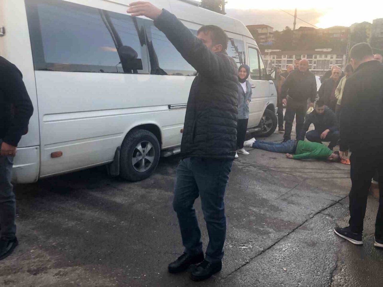 Zonguldak Alaplı'da karşıdan karşıya geçmeye çalışan Serkan Tekin (34), bir