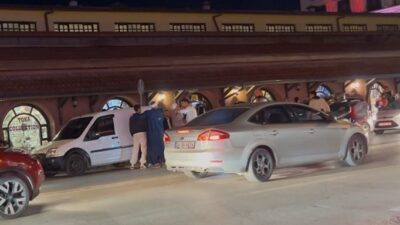 Eskişehir'de dönüş yapan 20 AB 252 plakalı sedan otomobil, ilerleyen