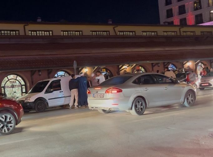 Eskişehir’de Dönüş Yaparken Çarpışan Araçların Sürücüleri Arasındaki Gerilim Artarak Devam Etti Eskişehir'de dönüş yapan 20 AB 252 plakalı sedan otomobil, ilerleyen