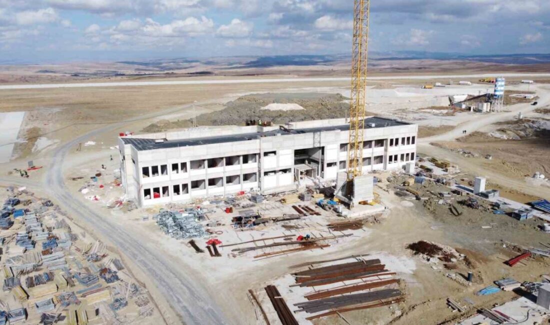 Yozgat Havalimanı inşaatı, %50 oranında tamamlanırken, 2026'da hizmete girmesi hedefleniyor.