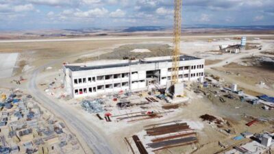 Yozgat Havalimanı inşaatı, %50 oranında tamamlanırken, 2026'da hizmete girmesi hedefleniyor.