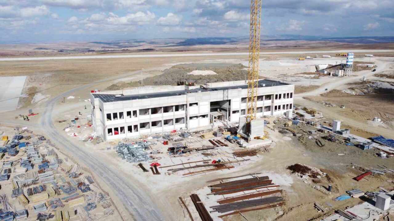 Yozgat Havalimanı inşaatı, %50 oranında tamamlanırken, 2026'da hizmete girmesi hedefleniyor.