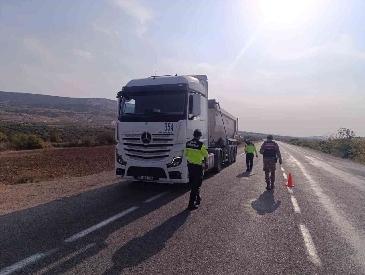 Kilis'te Jandarma Trafik Timleri, yük taşıyan araçlar üzerinde tonaj ve