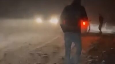 Hakkari'nin Yüksekova-Şemdinli yolu üzerindeki Haruna Geçidi'nde yoğun kar yağışı nedeniyle