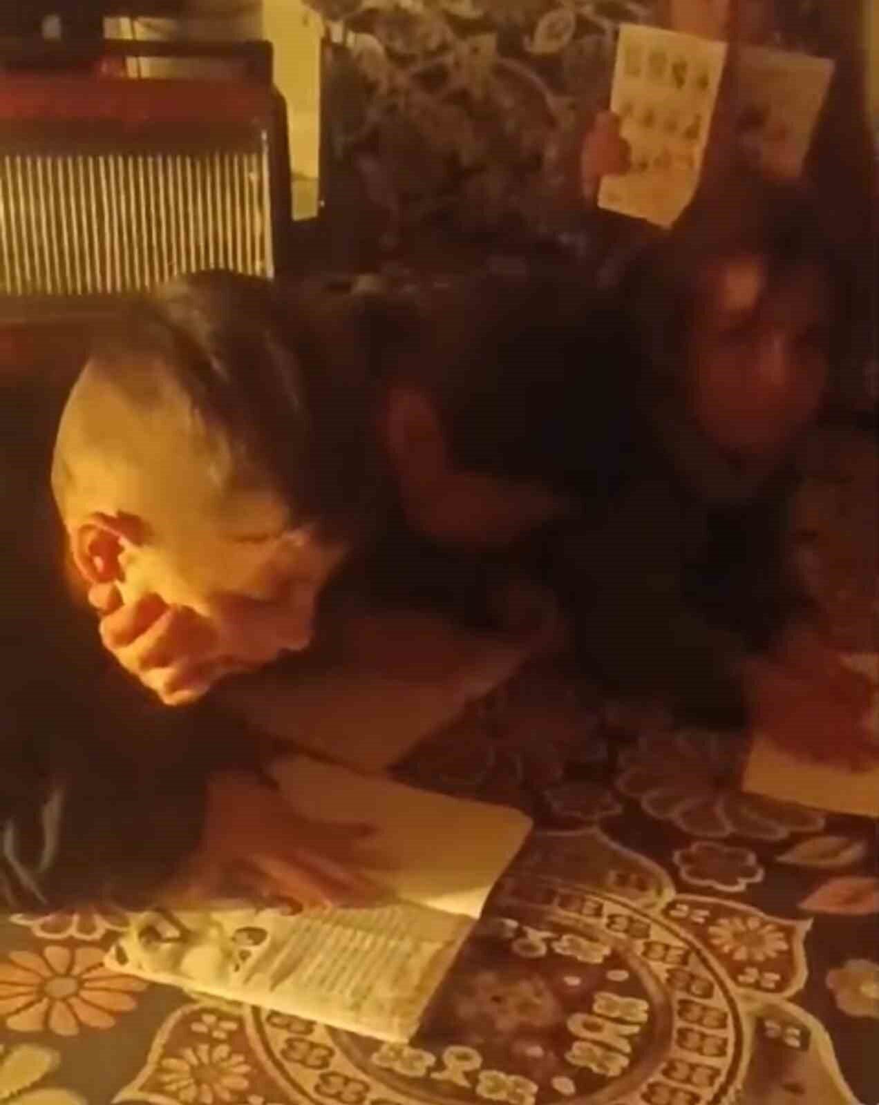 Hakkari’nin Yüksekova ilçesindeki Çobanpınar köyünde yaşanan elektrik kesintisi, öğrencilerin lüks