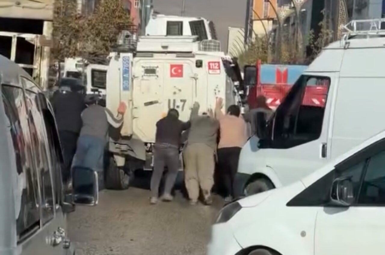 Yüksekova’da Arızalanan Zırhlı Polis Aracı, Vatandaşların Desteğiyle Kurtarıldı
