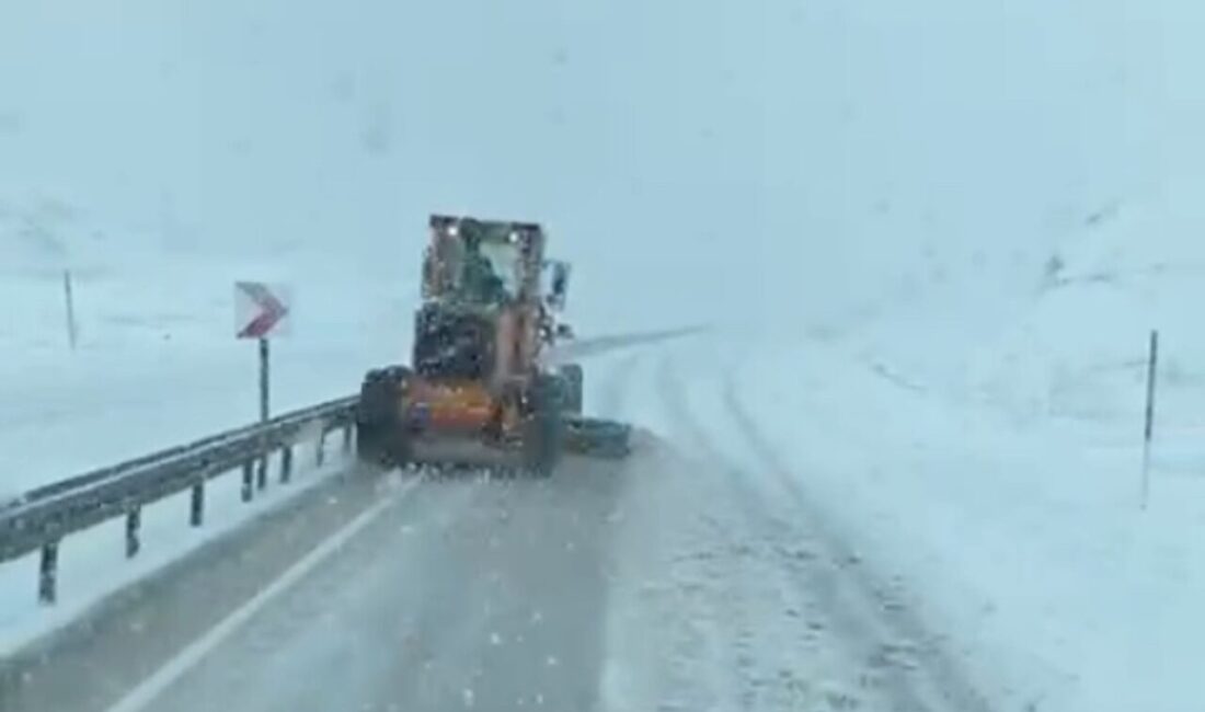 Yüksekova’da yoğun kar yağışı sonrası karla mücadele çalışmaları başlatıldı Hakkari’nin Yüksekova ilçesinde, Karayolları 11. Bölge Müdürlüğü'ne bağlı ekipler, yoğun