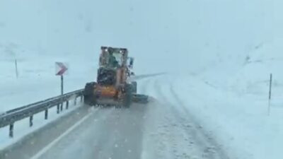 Hakkari’nin Yüksekova ilçesinde, Karayolları 11. Bölge Müdürlüğü'ne bağlı ekipler, yoğun