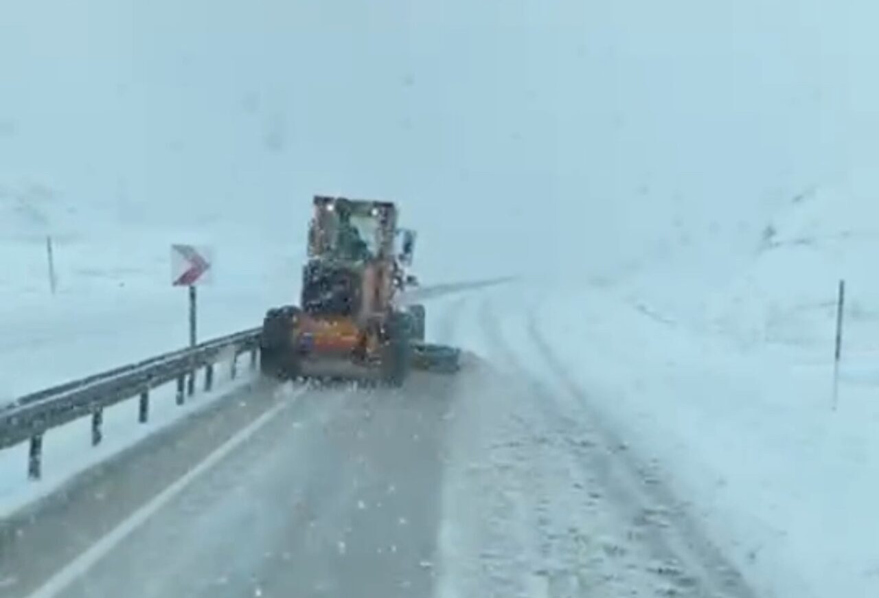 Hakkari’nin Yüksekova ilçesinde, Karayolları 11. Bölge Müdürlüğü'ne bağlı ekipler, yoğun