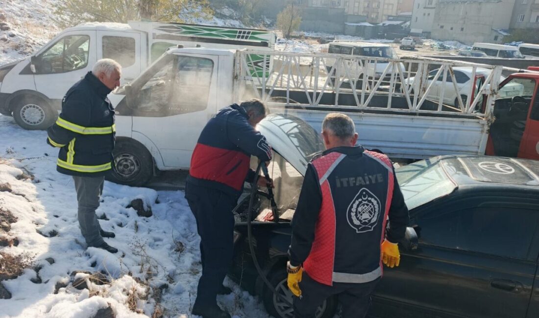 Yüksekova’da Otomobildeki Yangın İtfaiye Ekiplerinin Hızlı Müdahalesiyle Kontrol Altına Alındı Hakkari'nin Yüksekova ilçesinde, Dize Mahallesi'nde seyir halindeki bir otomobilin motoru