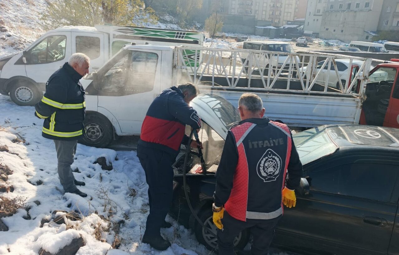 Yüksekova’da Otomobildeki Yangın İtfaiye Ekiplerinin Hızlı Müdahalesiyle Kontrol Altına Alındı