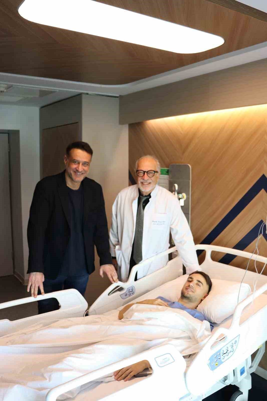 Galatasaraylı futbolcu Yunus Akgün, başarılı bir fıtık ameliyatı geçirdiğini duyurdu.