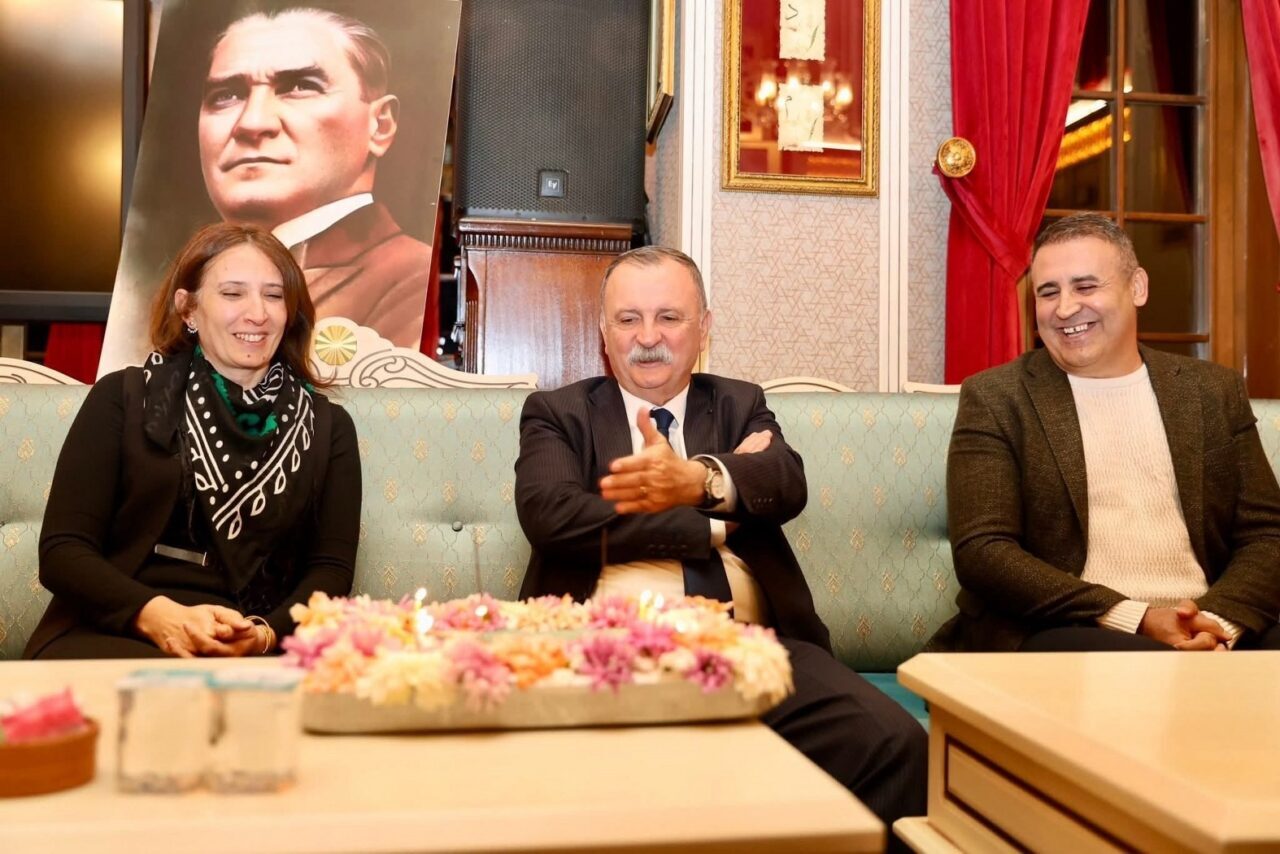 Yunusemre Belediyespor, Belediye Başkanı Semih Balaban’ın Öğretmenler Günü'nü pasta ile