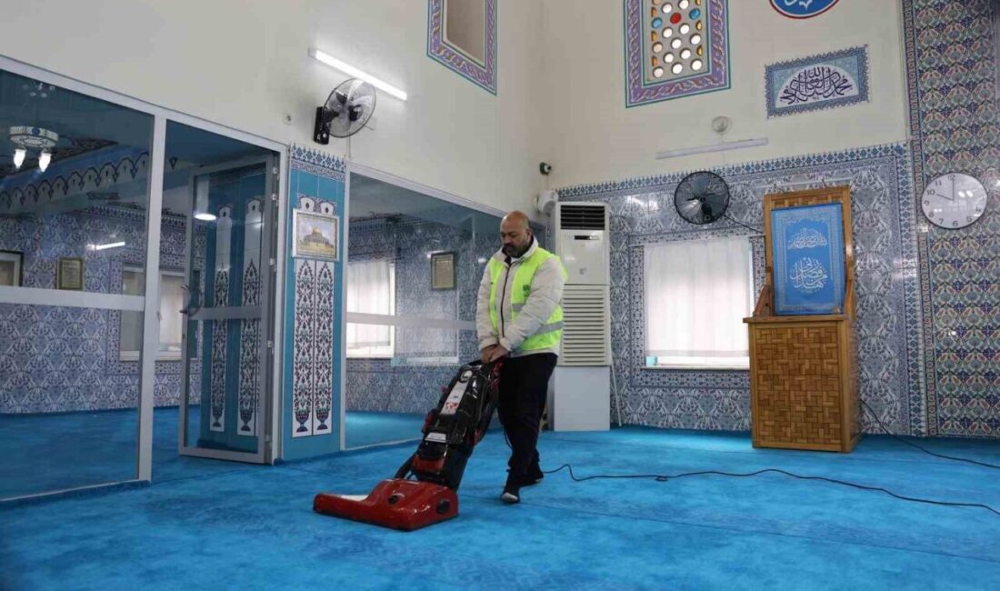 Yunusemre Belediyesi, ilçedeki camilerin temizliği için çalışmalarını sürdürerek vatandaşlara huzurlu bir ibadet ortamı sunuyor. Yunusemre Belediyesi, vatandaşların ibadetlerini daha temiz ve huzurlu bir ortamda