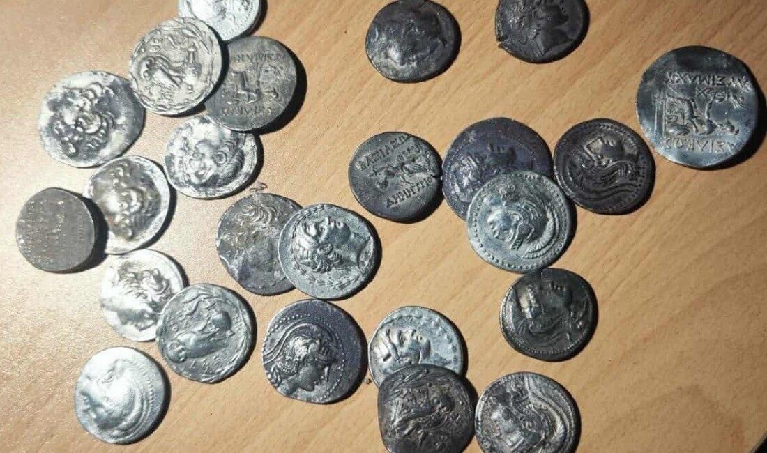 Dereköy Sınır Kapısı’ndan Çıkış Yapan Araçta Tarihi Sikkeler Ele Geçirildi Kırklareli Dereköy Sınır Kapısı'ndan çıkan bir otomobilde, 71 Bizans dönemi
