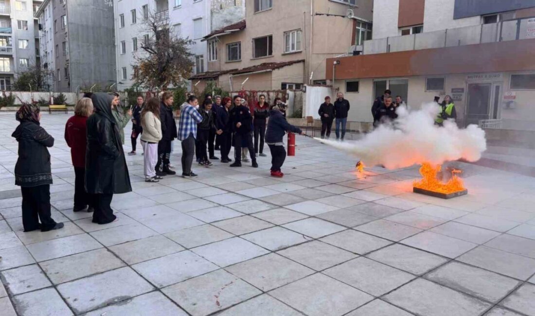 Eskişehir Mükrime Hatun Yurdu’nda personele yangın güvenliği eğitimi uygulamalı olarak verildi. Eskişehir Mükrime Hatun Yurdu çalışanlarına, Gençlik ve Spor Bakanlığı Kredi