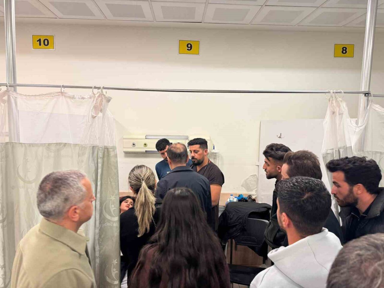 Adıyaman'ın Besni ilçesinde KYK yurtlarında kalan yaklaşık 50 öğrenci, akşam