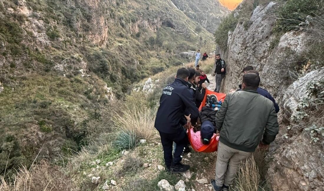 Hatay'ın Antakya ilçesinde yürüyüş sırasında kayalıklardan düşen bir kişi, itfaiye