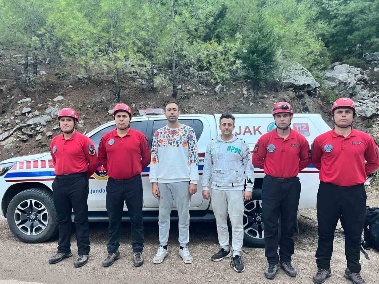 Konyaaltı’nda Dağda Kaybolan İki Genç, JAK Timlerinin 15 Saatlik Çalışması Sonrasında Kurtarıldı