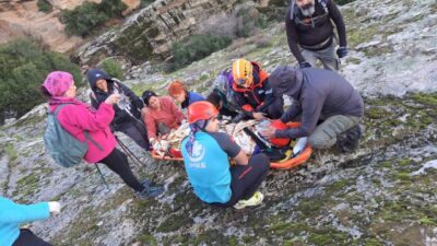 Aydın'ın Koçarlı ilçesinde doğa yürüyüşü sırasında dere yatağına düşen 50