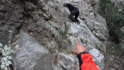 Antalya'nın Konyaaltı ilçesinde dağda mahsur kalan G.D. (17) ve Abdullah