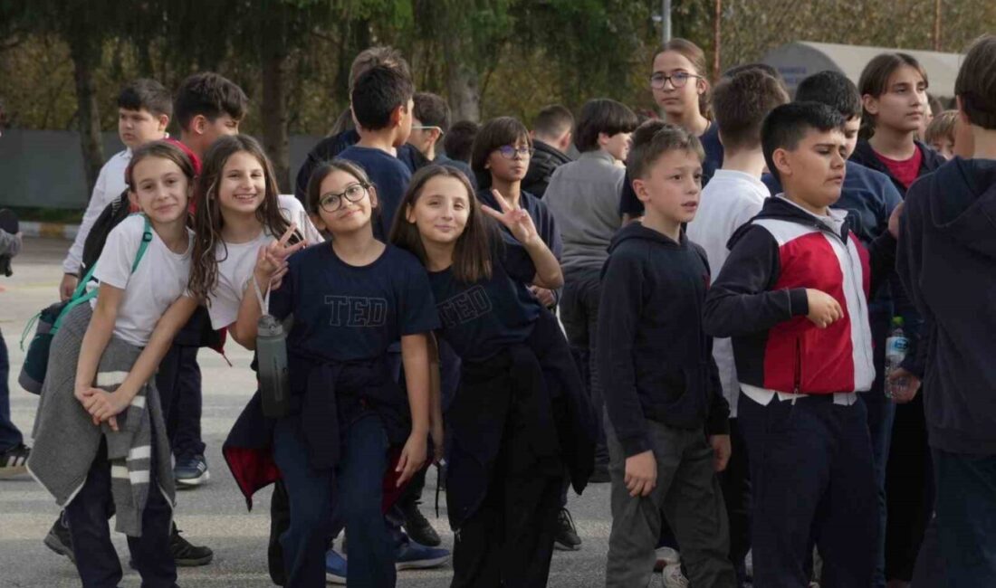 Düzce’de 29 Ekim Töreni ile Göz Dolduran Kenan Şereflioğlu’na Öğretmenler Günü Sürprizi Yapıldı Düzce'de Beden Eğitimi Öğretmeni Kenan Şereflioğlu, 29 Ekim törenindeki yürüyüşüyle
