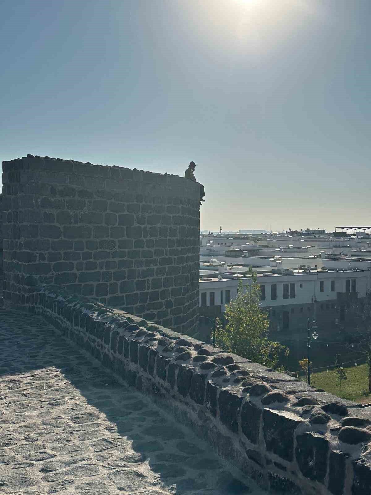 Diyarbakır'ın Sur ilçesinde bir kadın, tarihi surların üstüne çıkarak intihar