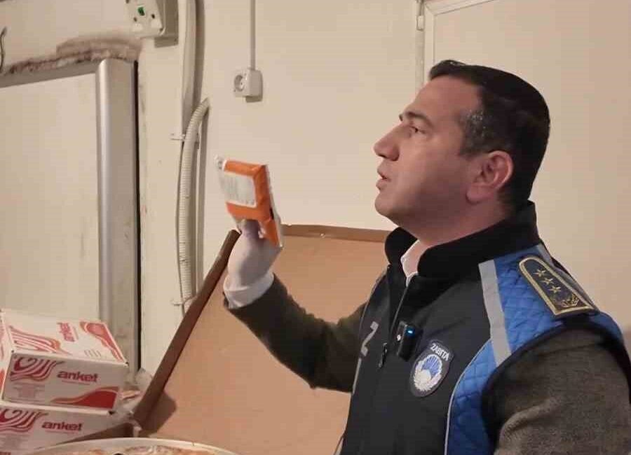 Dörtyol’da Zabıta Ekipleri, Son Kullanma Tarihini Geçen Ürünlere El Koydu Hatay'ın Dörtyol ilçesinde zabıta ekipleri, Levent Börek isimli işletmede 3