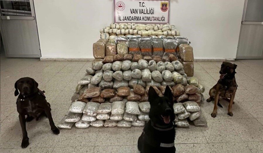 Van ve Hakkari’de Jandarma Operasyonlarında 324 Kilogram Uyuşturucu Madde Ele Geçirildi Van ve Hakkari'de jandarma, uyuşturucu operasyonlarında toplam 324 kilo uyuşturucu