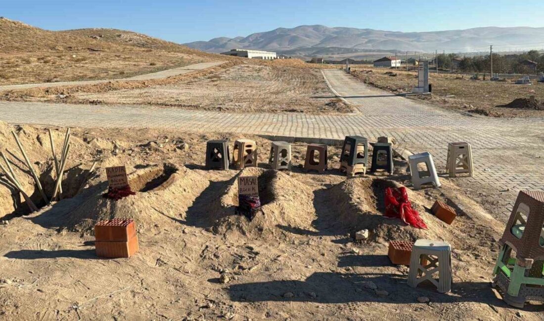 İstanbul’daki Zehirlenme Olayında Anne ve İki Çocuk Yan Yana Defnedilirken, Gözyaşları Sel Oldu İstanbul Beşiktaş'taki zehirlenme olayı sonrası hayatını kaybeden Çiğdem Böcek ve