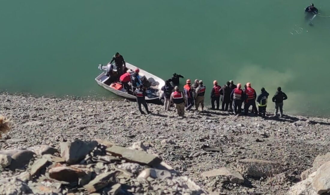 Van'ın Gürpınar ilçesindeki Zernek Barajı'na düşen araçtan 2 kişi hayatını