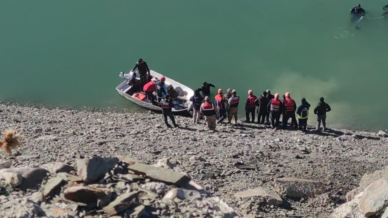 Van'ın Gürpınar ilçesindeki Zernek Barajı'na düşen araçtan 2 kişi hayatını