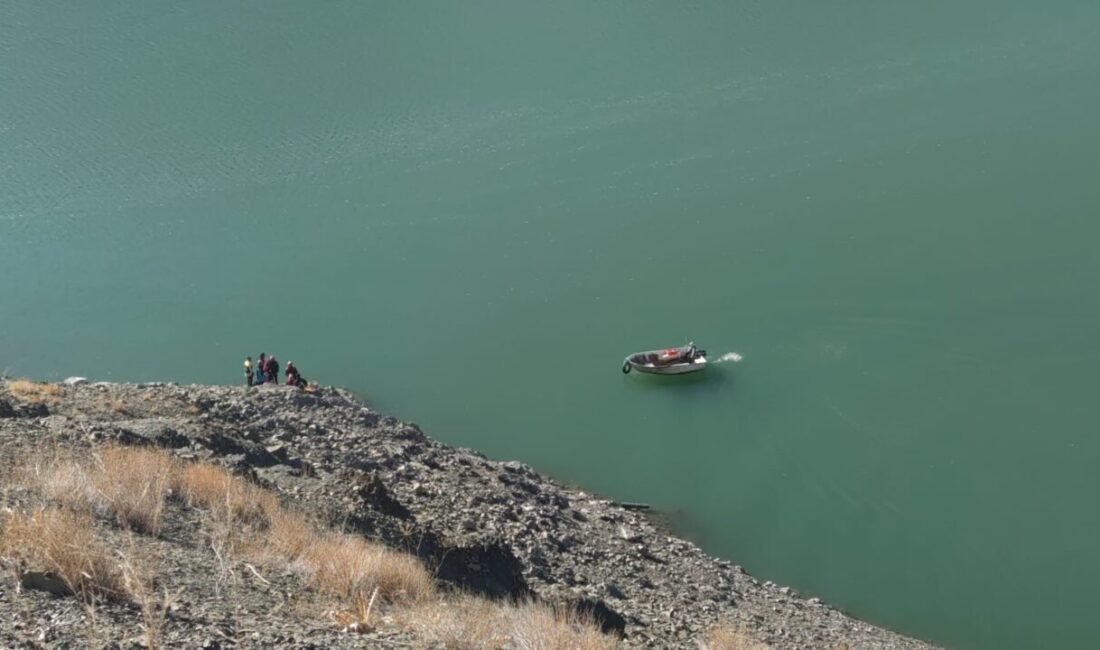 Van’da Bir Araç Zernek Barajı’na Uçtu: 3 Kişi İçin Arama Kurtarma Başlatıldı Van'ın Gürpınar ilçesinde, 3 kişinin bulunduğu bir araç Zernek Barajı'na