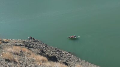 Van'ın Gürpınar ilçesinde, 3 kişinin bulunduğu bir araç Zernek Barajı'na