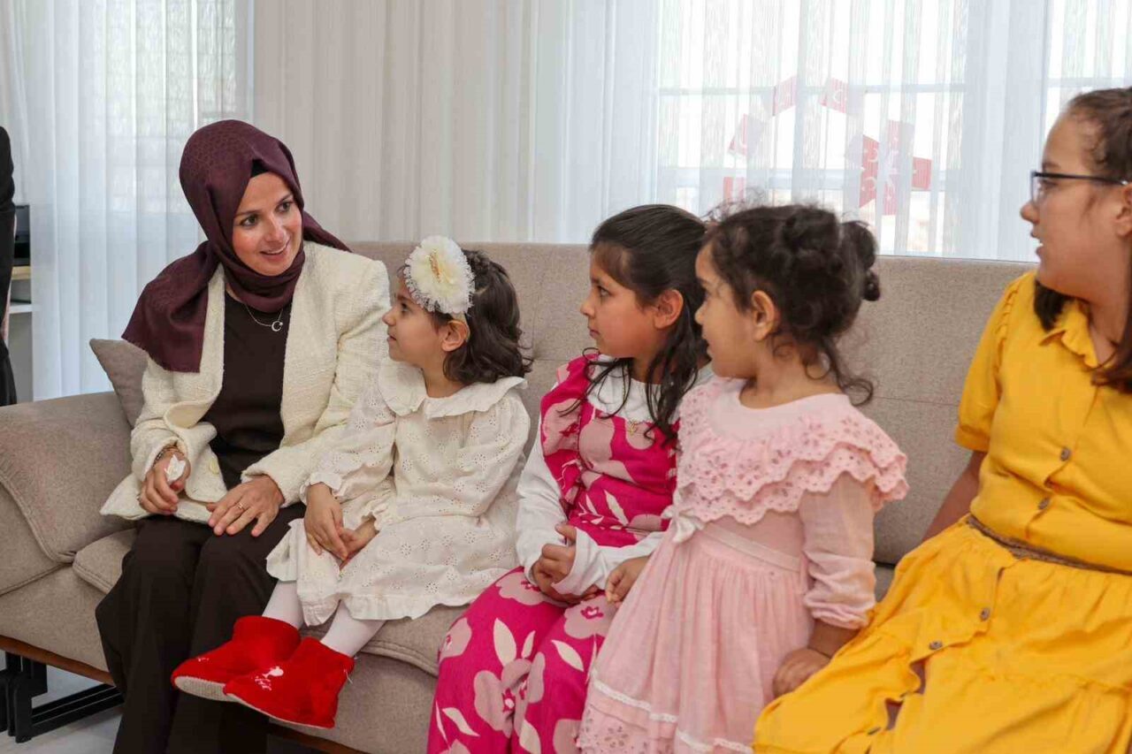 Bilecik Valisi Faik Oktay Sözer'in eşi Zeynep Sözer, hane ziyaretleri