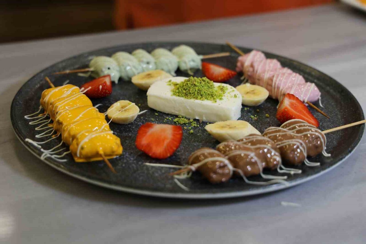 Adanalı tatlıcı Zeynep Geyik, geleneksel katmeri yenilikçi bir şekilde "çöp