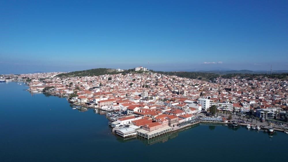 Ara tatil döneminde Ayvalık, sıcak havalar ve ulaşım kolaylıklarıyla yoğun