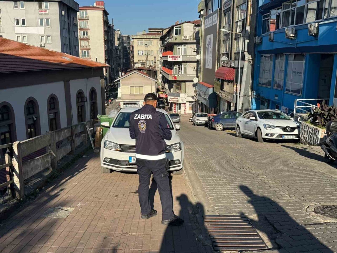 Zonguldak Belediyesi Zabıta Müdürlüğü, kent merkezinde sabah saatlerinde gerçekleştirdiği denetimlerde