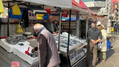 Zonguldak'ta hamsi tezgahları, mevsimin sona yaklaşmasıyla azalıyor. Balıkçı Batuhan Ertürk,